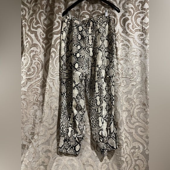 Express snakeskin cargo look pant - Picture 7 of 7